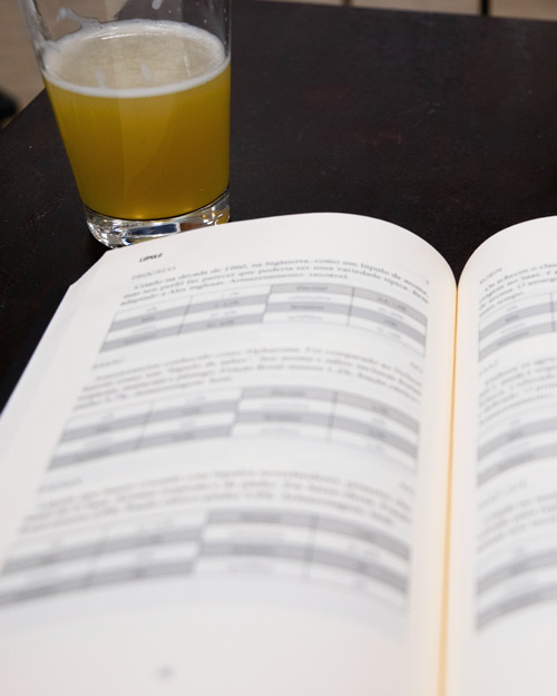 livros-de-guarda_sobre-nosotros_libro-y-cerveza